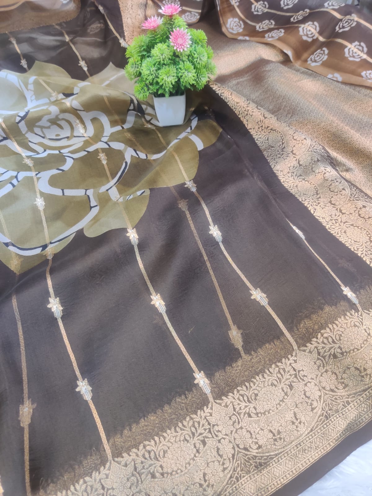 Banarasi Kora Organza Kadua Interlock Weaving Designer Saree – Elegant Floral Zari Border
