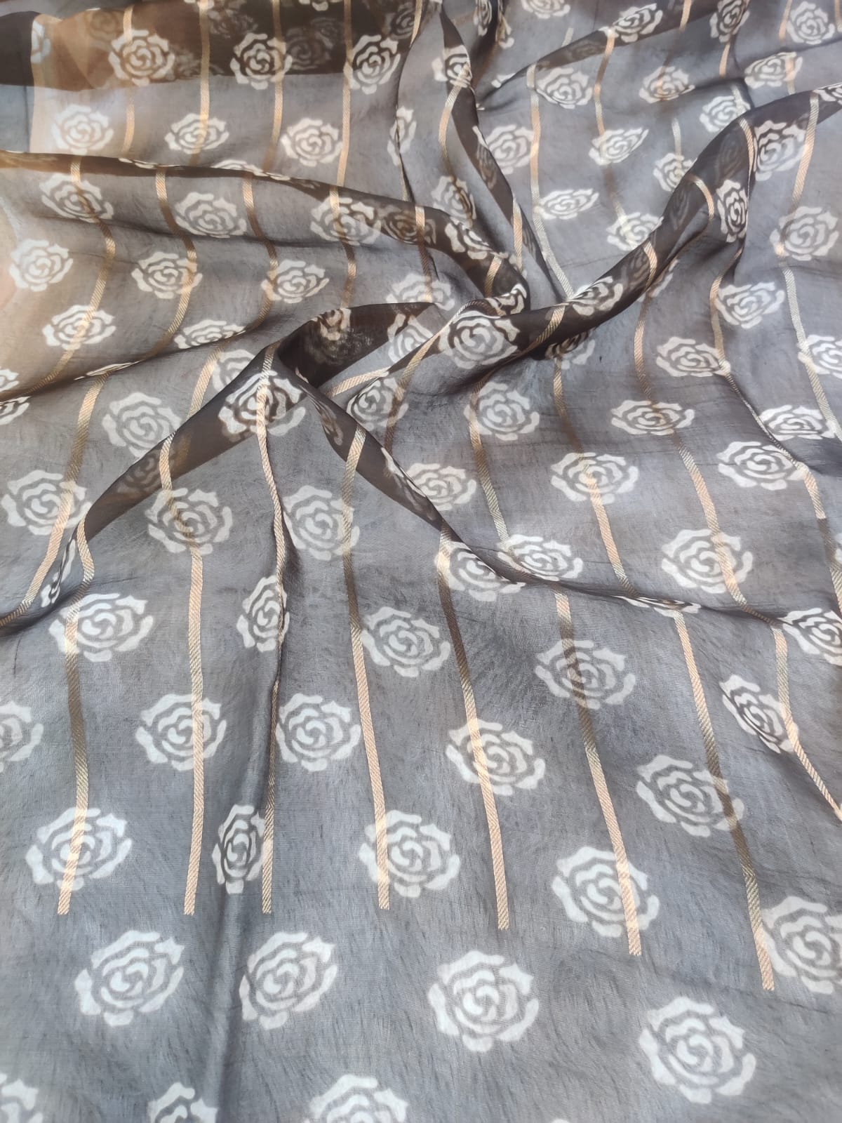 Banarasi Kora Organza Kadua Interlock Weaving Designer Saree – Elegant Floral Zari Border