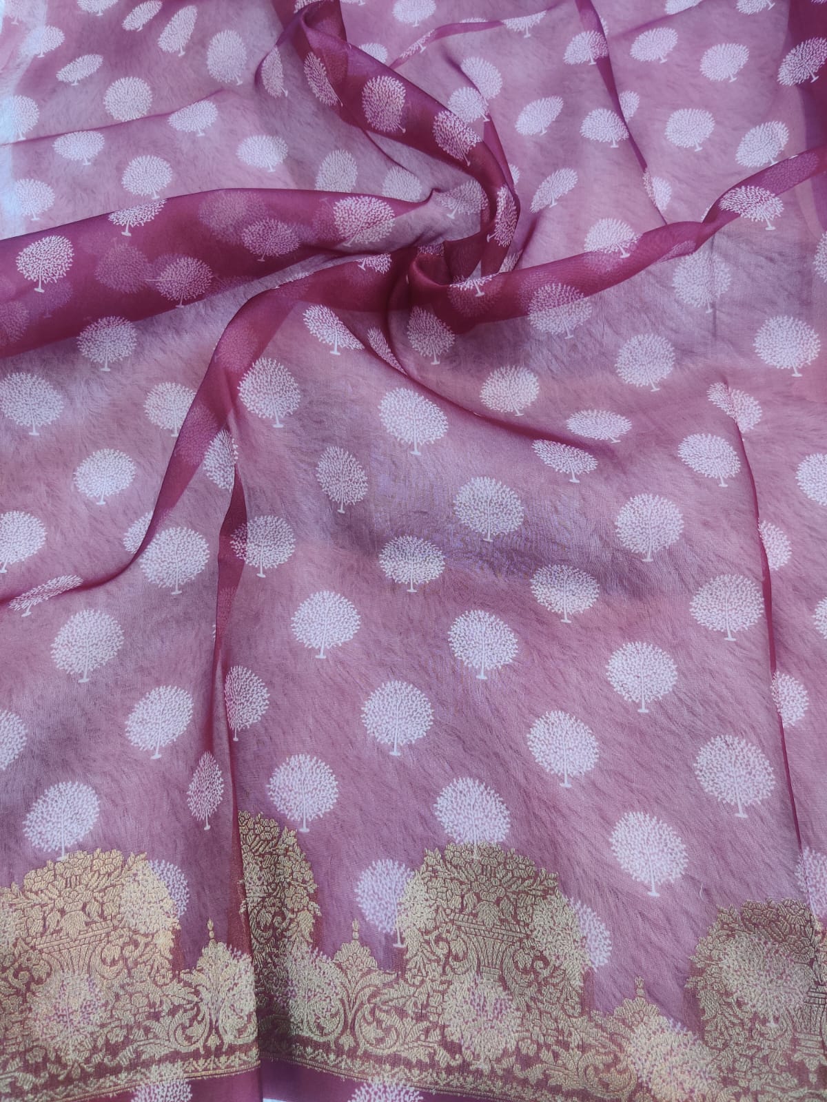 Banarasi Kora Organza Kadua Interlock Weaving Designer Saree – Wine Floral & Zari Border