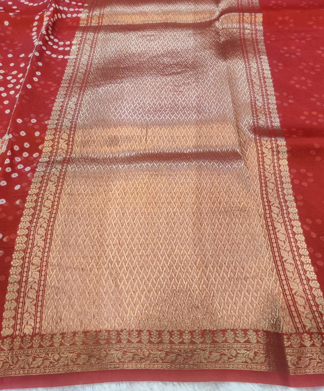 Banarasi Kora Organza Kadua Interlock Weaving Designer Saree – Red Circular Buti