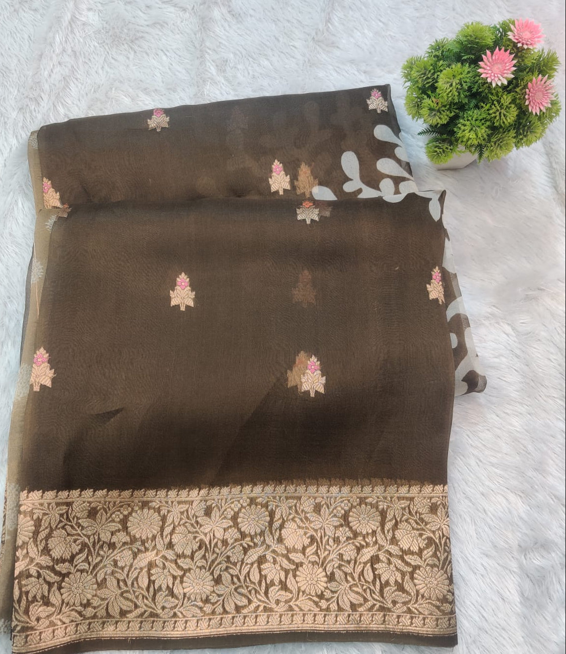 Banarasi Kora Organza Kadua Interlock Weaving Designer Saree – Chocolate Brown Floral Zari