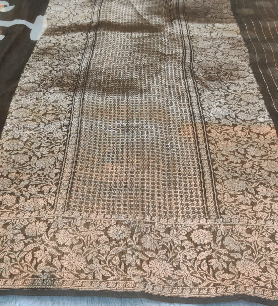 Banarasi Kora Organza Kadua Interlock Weaving Designer Saree – Chocolate Brown Floral Zari