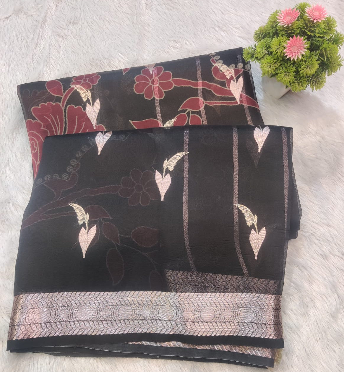 Banarasi Kora Organza Kadua Interlock Weaving Designer Saree – Black Floral Zari