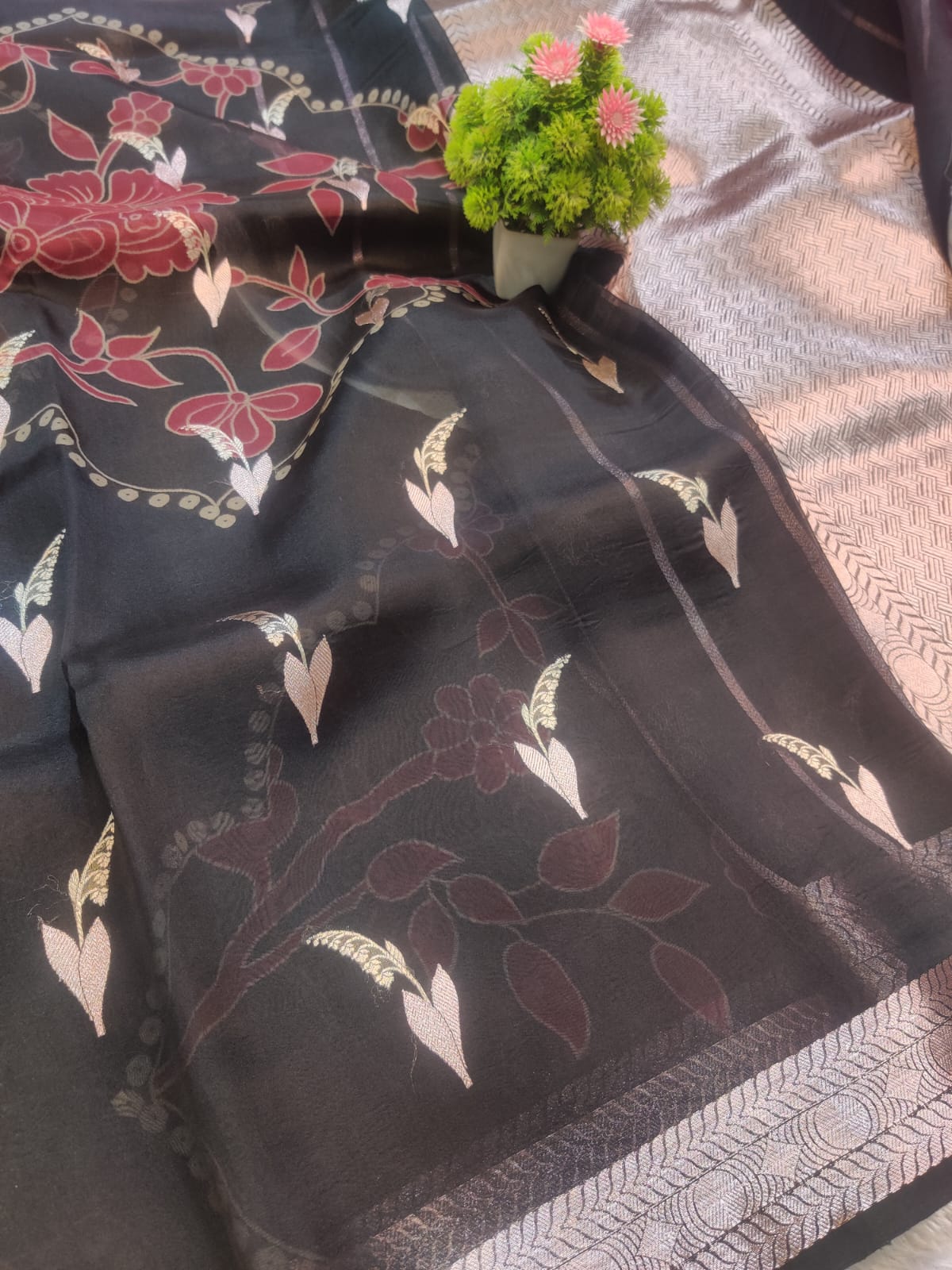 Banarasi Kora Organza Kadua Interlock Weaving Designer Saree – Black Floral Zari
