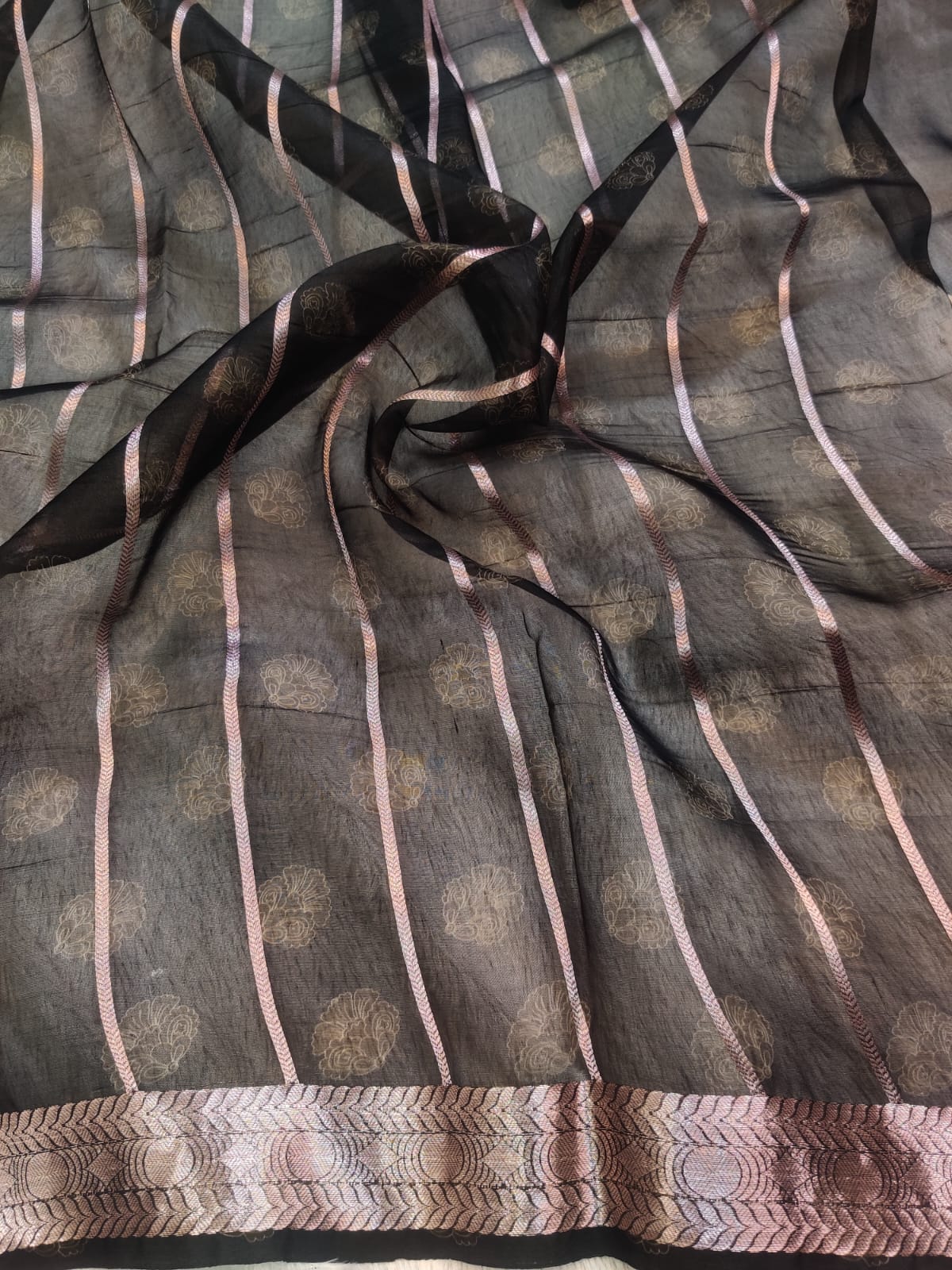Banarasi Kora Organza Kadua Interlock Weaving Designer Saree – Black Floral Zari