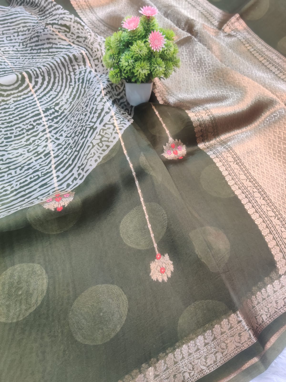 Banarasi Kora Organza Kadua Interlock Weaving Designer Saree – Olive Green