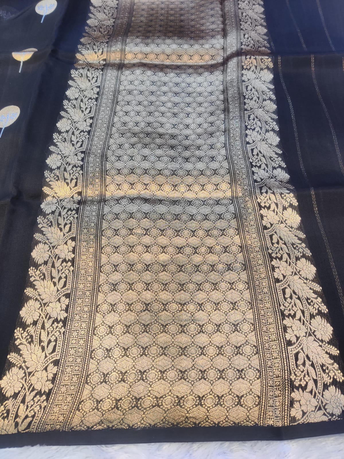 Banarasi 100% Pure Kora Organza Handwoven Buty Saree