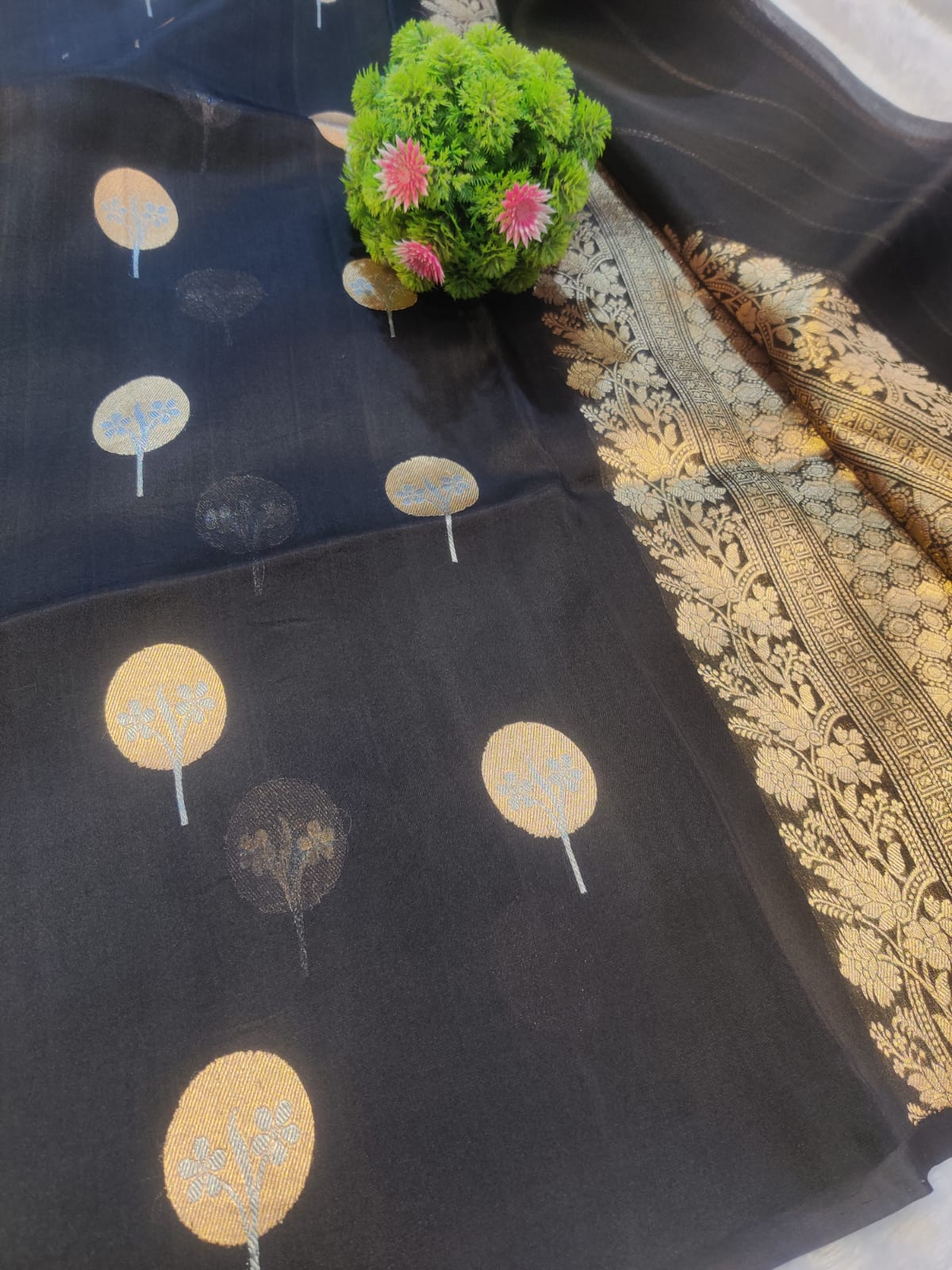 Banarasi 100% Pure Kora Organza Handwoven Buty Saree