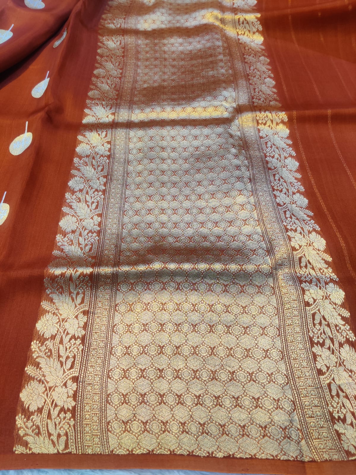 Banarasi 100% Pure Kora Organza Handwoven Round Buti Saree