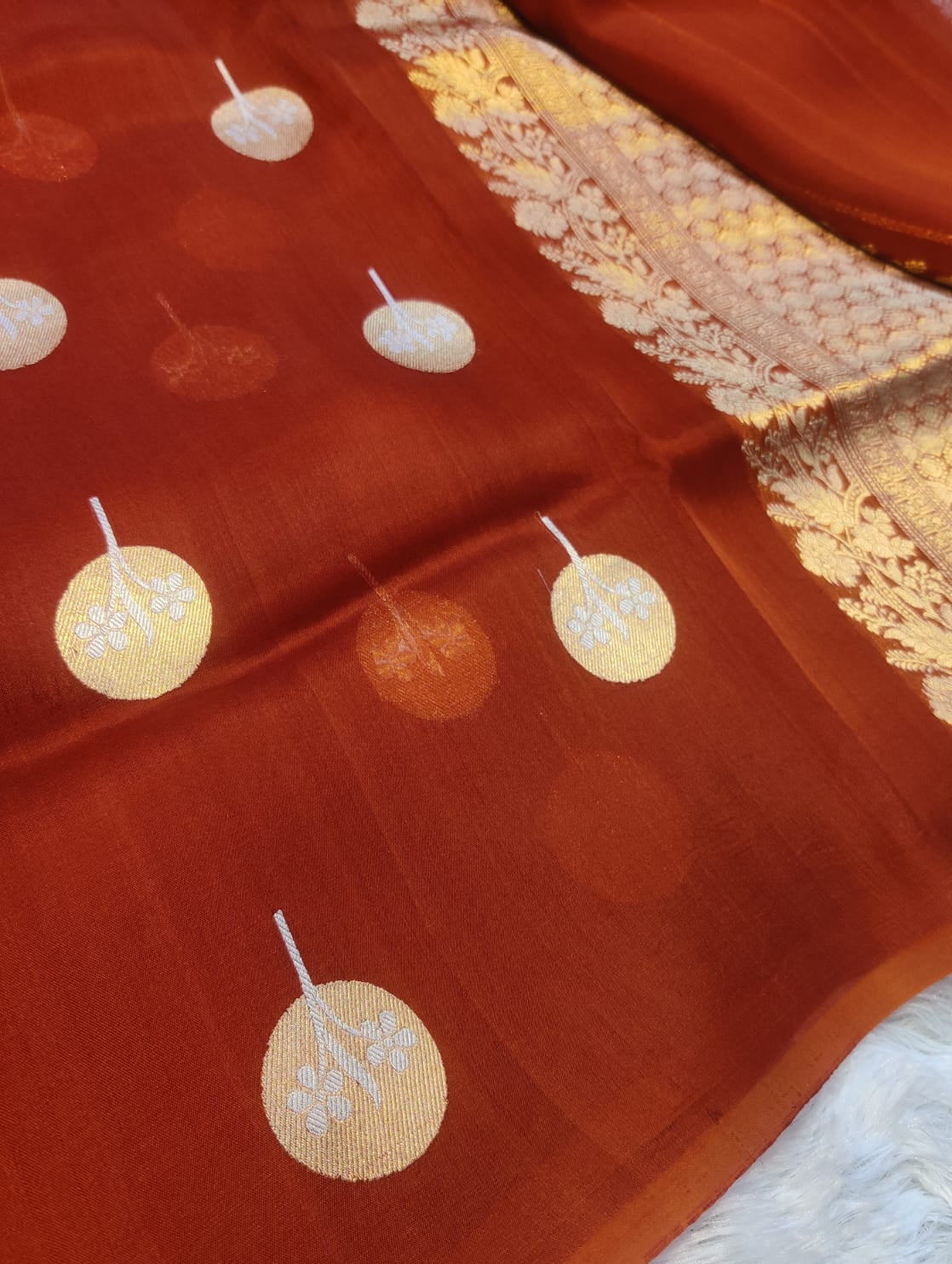 Banarasi 100% Pure Kora Organza Handwoven Round Buti Saree
