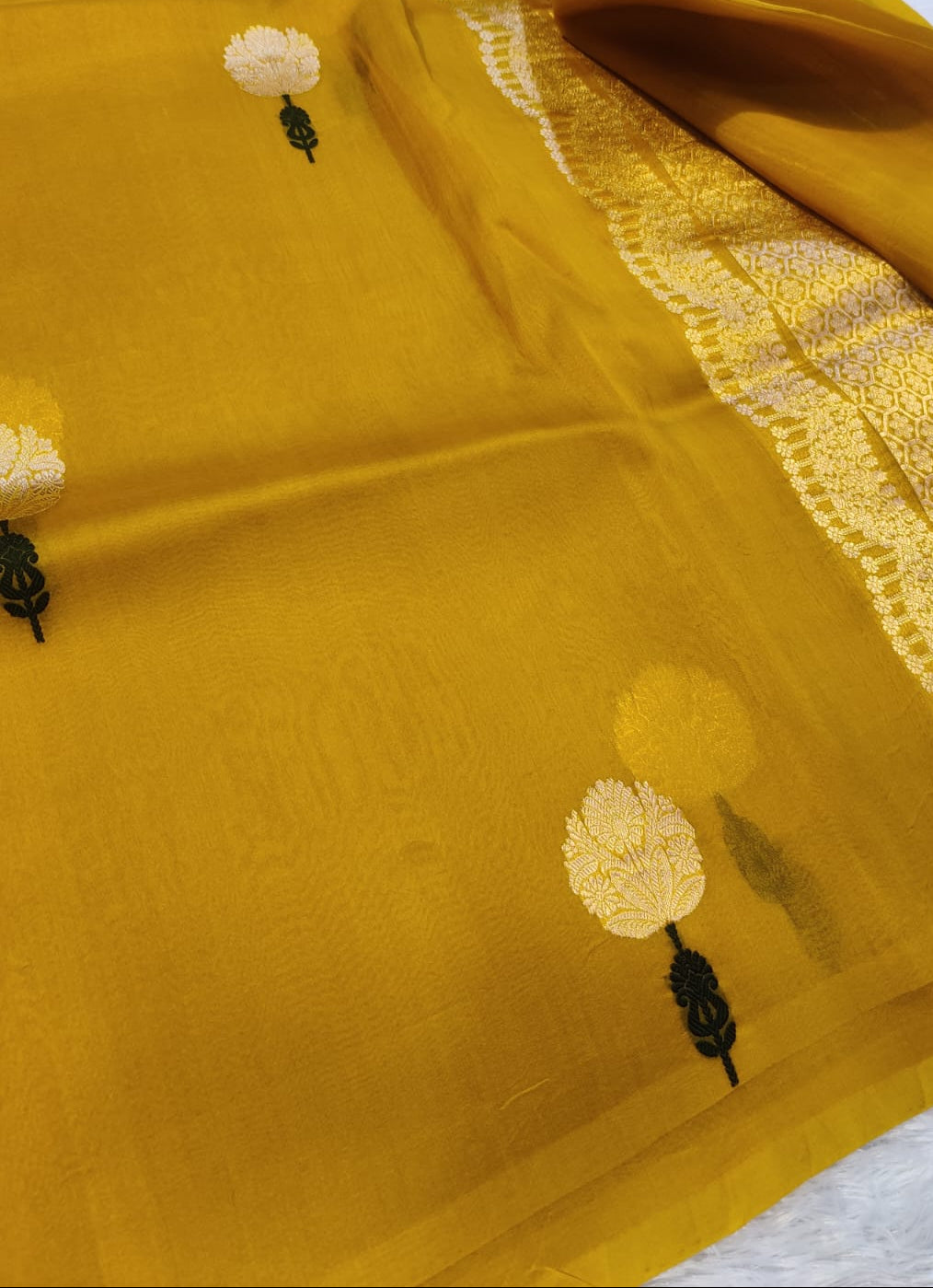 Banarasi 100% Pure Kora Organza Handwoven Tree Buti Saree