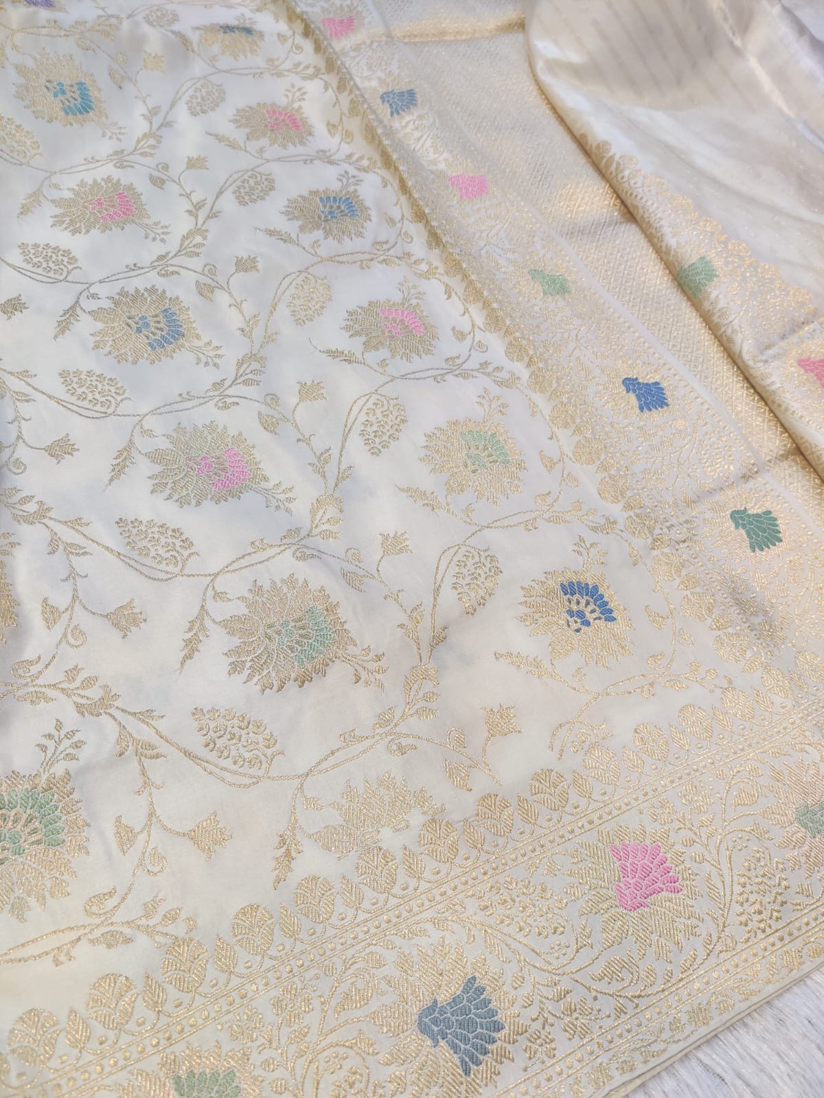Banarasi Premium Katan Silk Handloom Kadua Jangla Saree with Multicolor Floral Weave