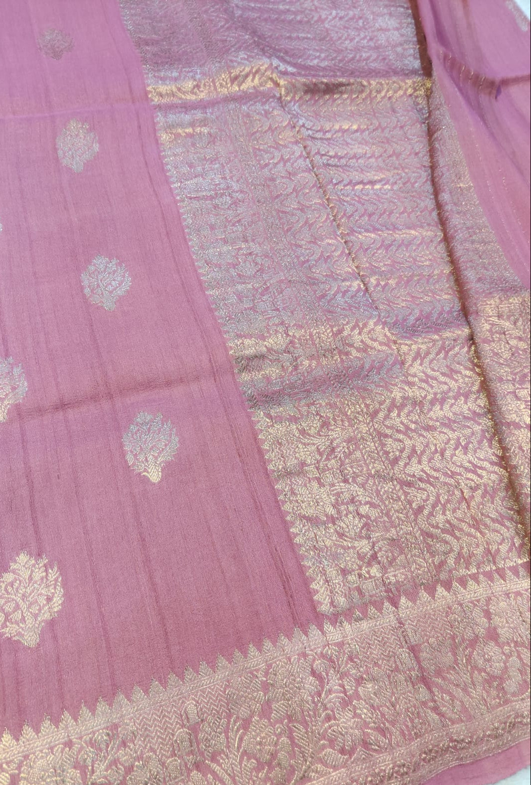 Banarasi Pure 100% Khaddi Tusser Georgette Handloom Kadua Saree – Dusty Rose Pink with Floral Zari Border