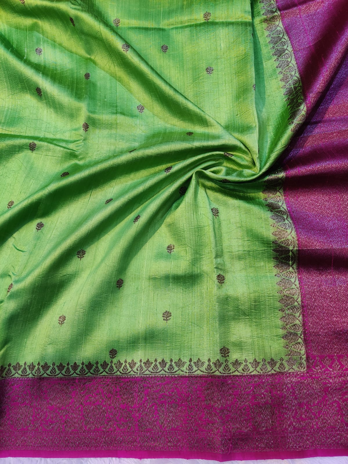 Banarasi 100% Pure Raw Silk Handloom Parrot Green & Magenta Dual-Tone Saree